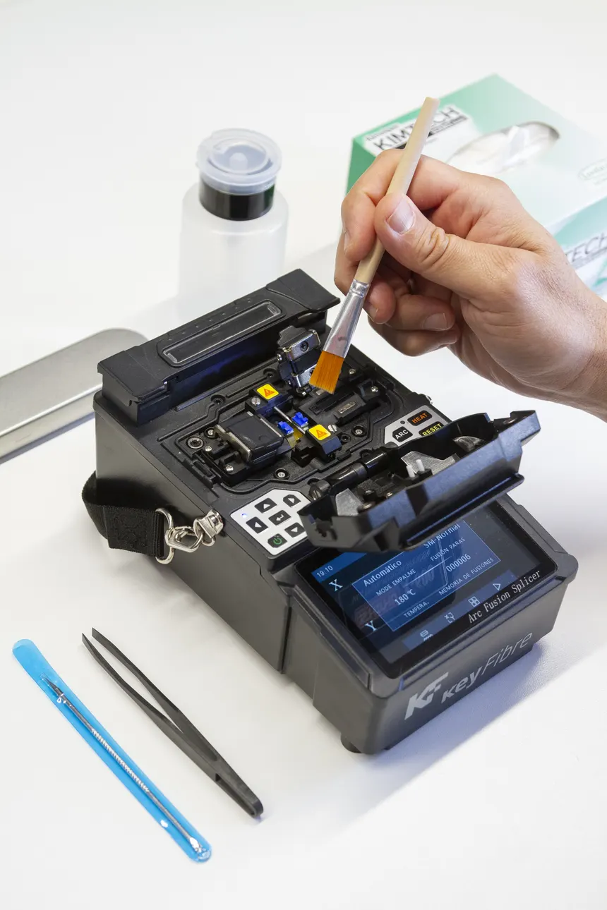 Mantenimiento y calibración de una fusionadora en laboratorio