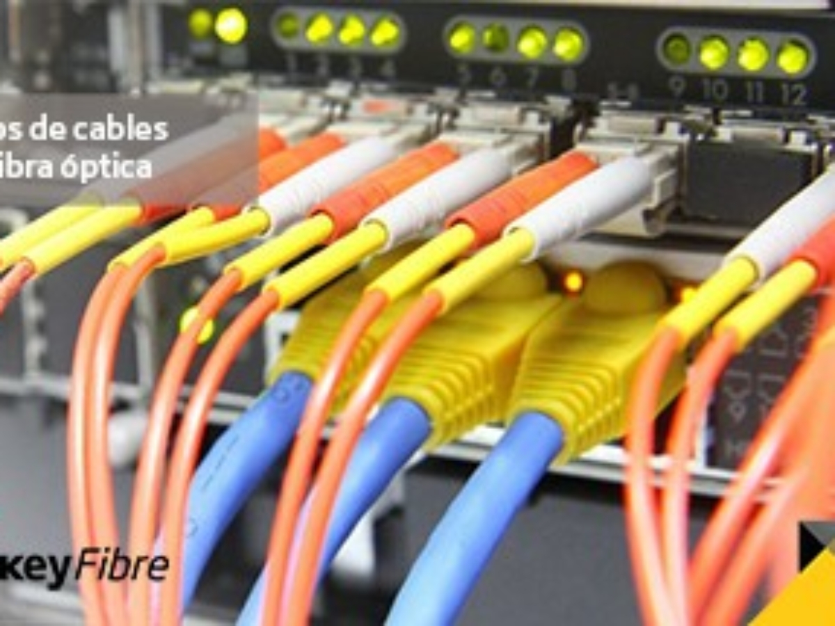 Los Cables De Telecomunicaciones De Fibra óptica Amarilla Están